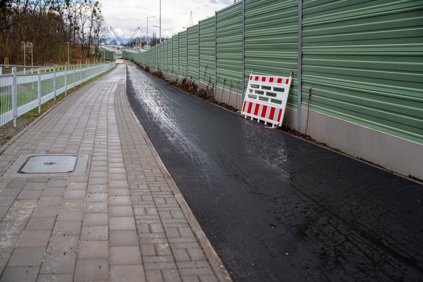 Przybywa asfaltu na kolejnych odcinkach drogi rowerowej na alei Wielkiej Wyspy.